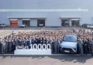蔚来汽車がEV1万台販売を達成、賭けに負けた何小鵬氏はES8を購入