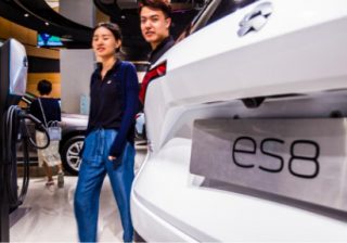 伸び悩む中国新興EVメーカーNIO レンタカーサビースで販売促進を