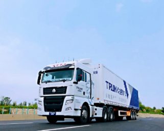 天津港で活躍するコンテナ自動搬送車　レベル4の自動運転技術を搭載