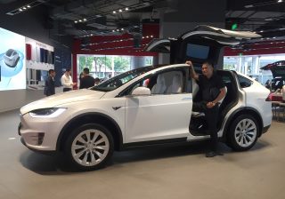 テスラの時価総額、自動車業界首位のトヨタに迫る勢い 「中国がなければ、今日のテスラはなかった」