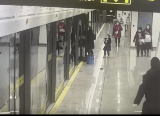 上海の無人運転地下鉄、女性がホームドアに挟まれ死亡。そのまま発車か