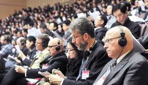 精度の高さで話題のAI通訳、実は裏で人間が訳していた。経営者の言い訳は……
