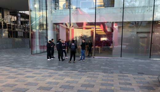中国でもiPhone XR発売…でも並んでいるのは数人のダフ屋だけ
