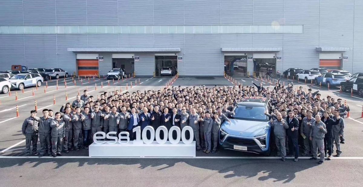 蔚来汽車がEV1万台販売を達成、賭けに負けた何小鵬氏はES8を購入
