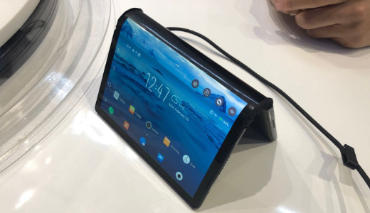 価格20万円台の折り畳みスマホ、値下がり実現する2020～2022年に販売増の見通し