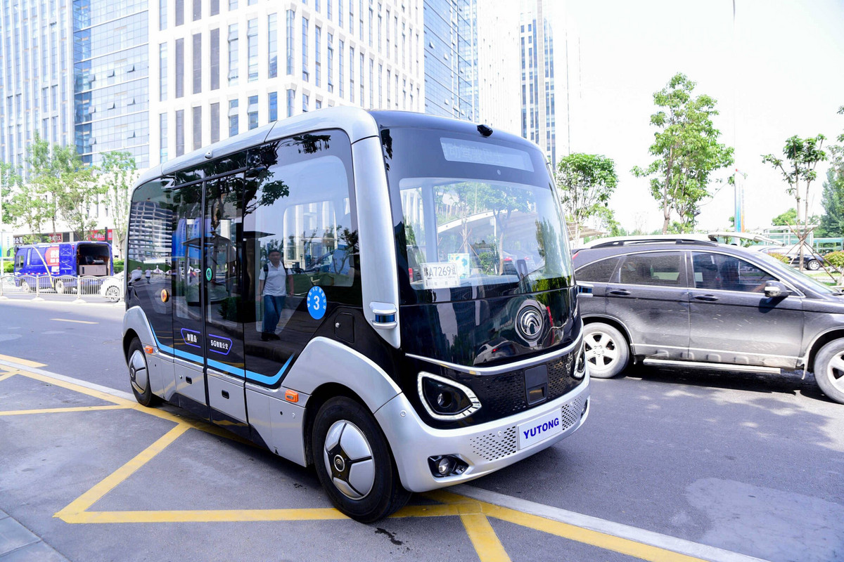 運転席のない「宇通」の自動運転バスが運行開始