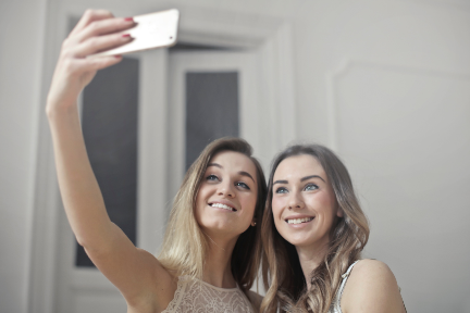 大人気の画像投稿SNSアプリ「Snapchat」：ディープフェイク機能「Cameo」を準備中