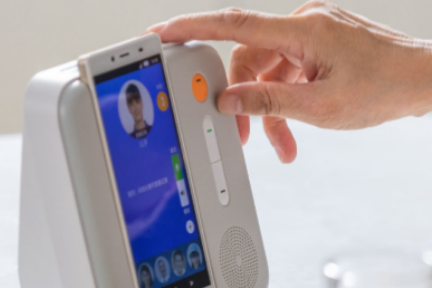 高齢者の介護がスマートデバイスで　緊急時自動呼出やタッチなしでも通話可能