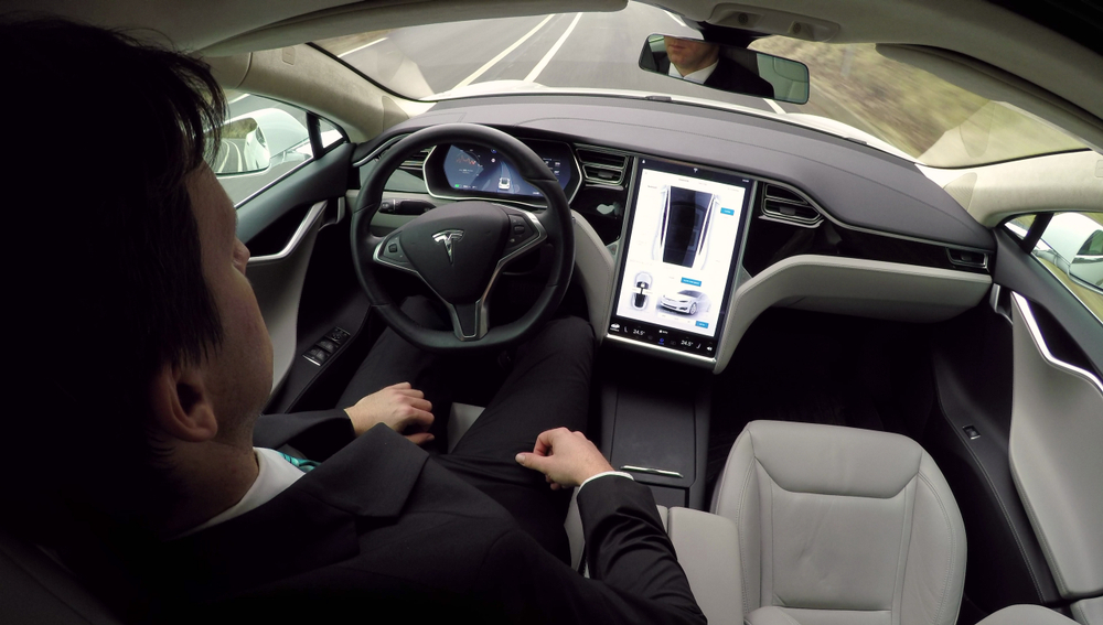テスラ　ライドシェアアプリをリリースへ　ロボタクシー実現の前に有人運転で市場参入