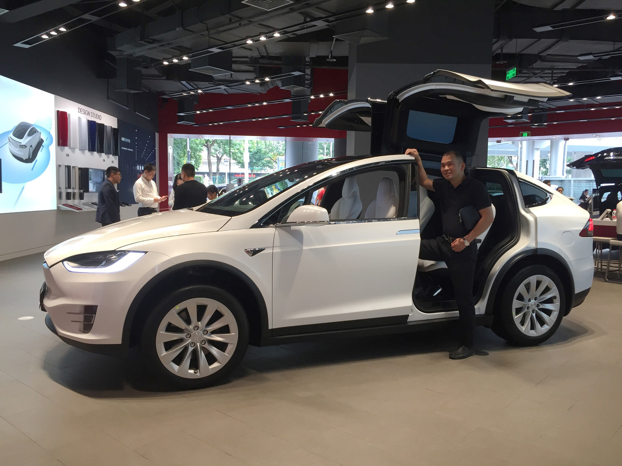 米テスラ時価総額、自動車メーカー世界一のトヨタに迫る勢い　「中国がなければ、今日のテスラはなかった」