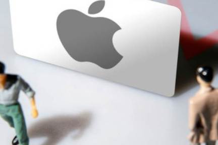 アップル、折り畳みiPhoneに「曲げ加工」を採用か　製造には困難も