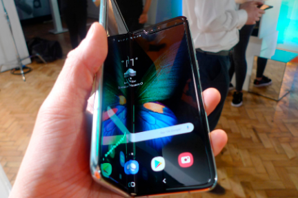 ファーウェイ新型折り畳みスマホ、サムスン製フレキシブルパネルを採用か