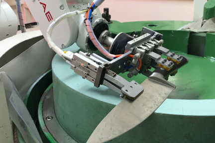 軽量ロボットで刃物を自動研磨、新興企業「ROKAE」が老舗メーカーとも提携
