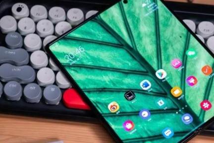 サムスン折り畳みスマホ「Galaxy Z Fold2」が中国で予約販売　42万円のコラボ版4分で完売
