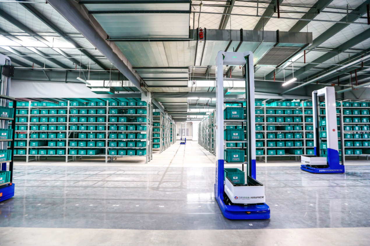 倉庫の自動化が約1週間で完了、複数コンテナボックスにも対応するHAI ROBOTICS
