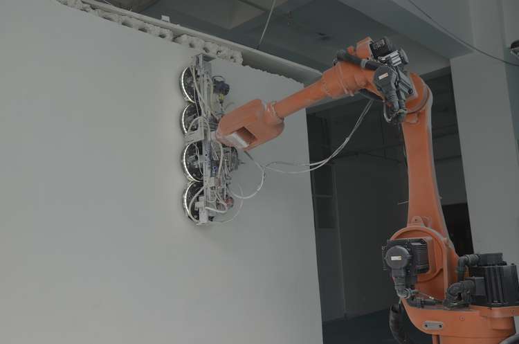 人手不足に悩む建設現場で内装ロボットの実用化へ　誤差最小1mmの精度を実現