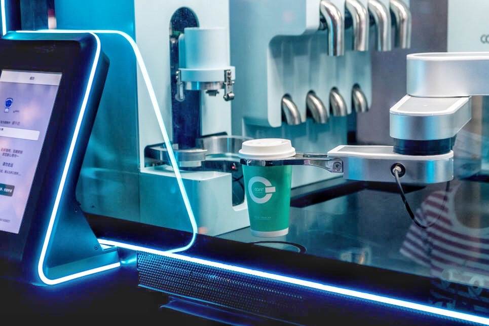 中国、コーヒースタンドにロボットを活用　挽き立て一杯150円で提供