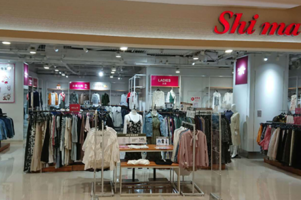 中国全店舗閉店のしまむら、中国3000店舗を目指すユニクロ　その決定的な違いは　