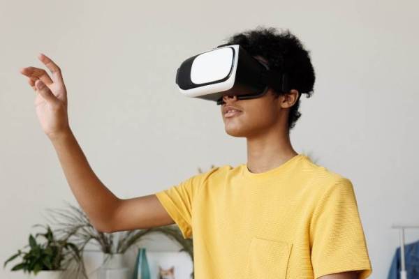 アップル、VRヘッドセットをARグラスに先行してリリースか　早ければ22年