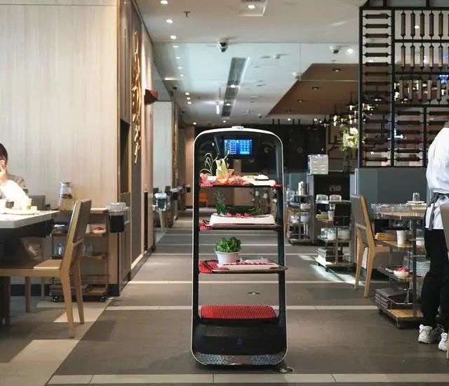 中国、配膳ロボットを数万台投入　業界の現状と今後の課題とは