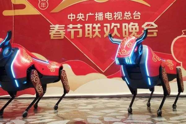 4足歩行ロボット「優必選（UBTECH）」、牛に扮し「春晩」の舞台に登場