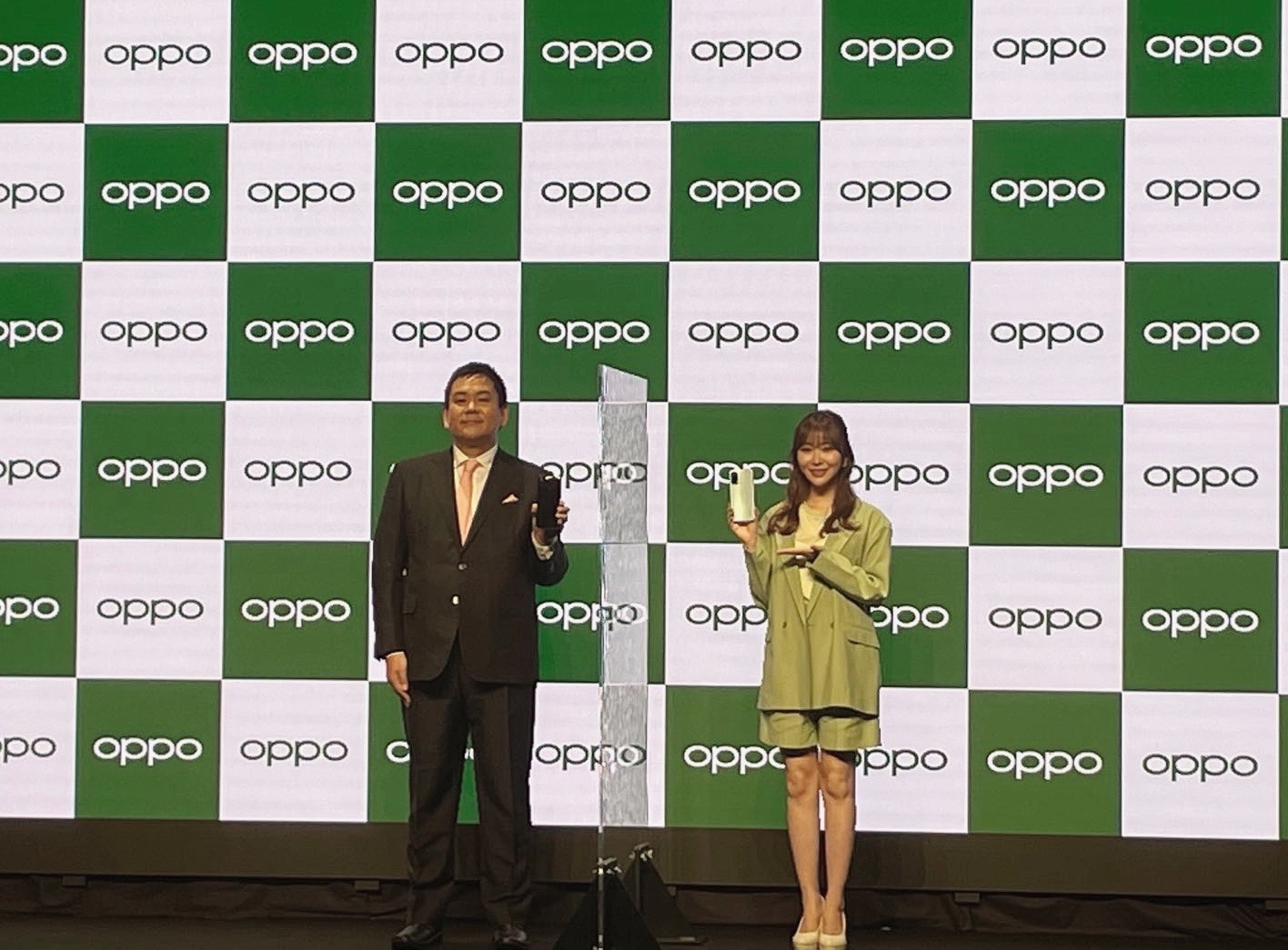 OPPOが最新機種「Find X3 Pro」「Reno5 A」」を発表　「世界初となる10億色の色彩表現を」