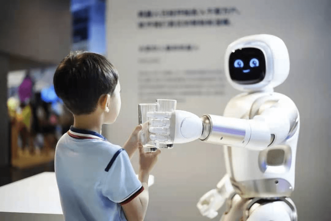 ペッパーより有能？マッサージも将棋もできる中国の人型ロボットを体験してみた