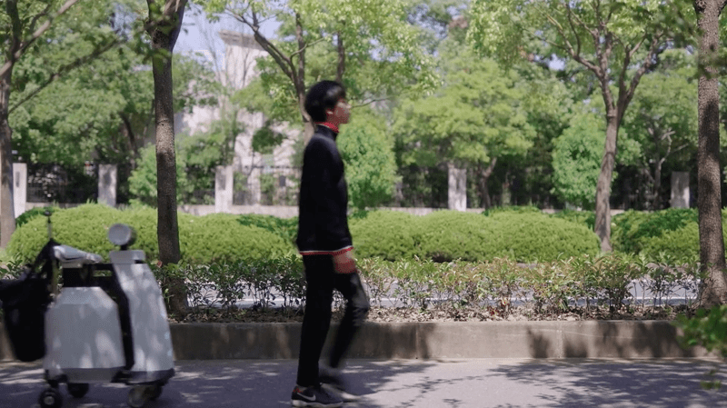 上海の高校生、「一緒に行動してくれるロボット」を開発　SNSで話題