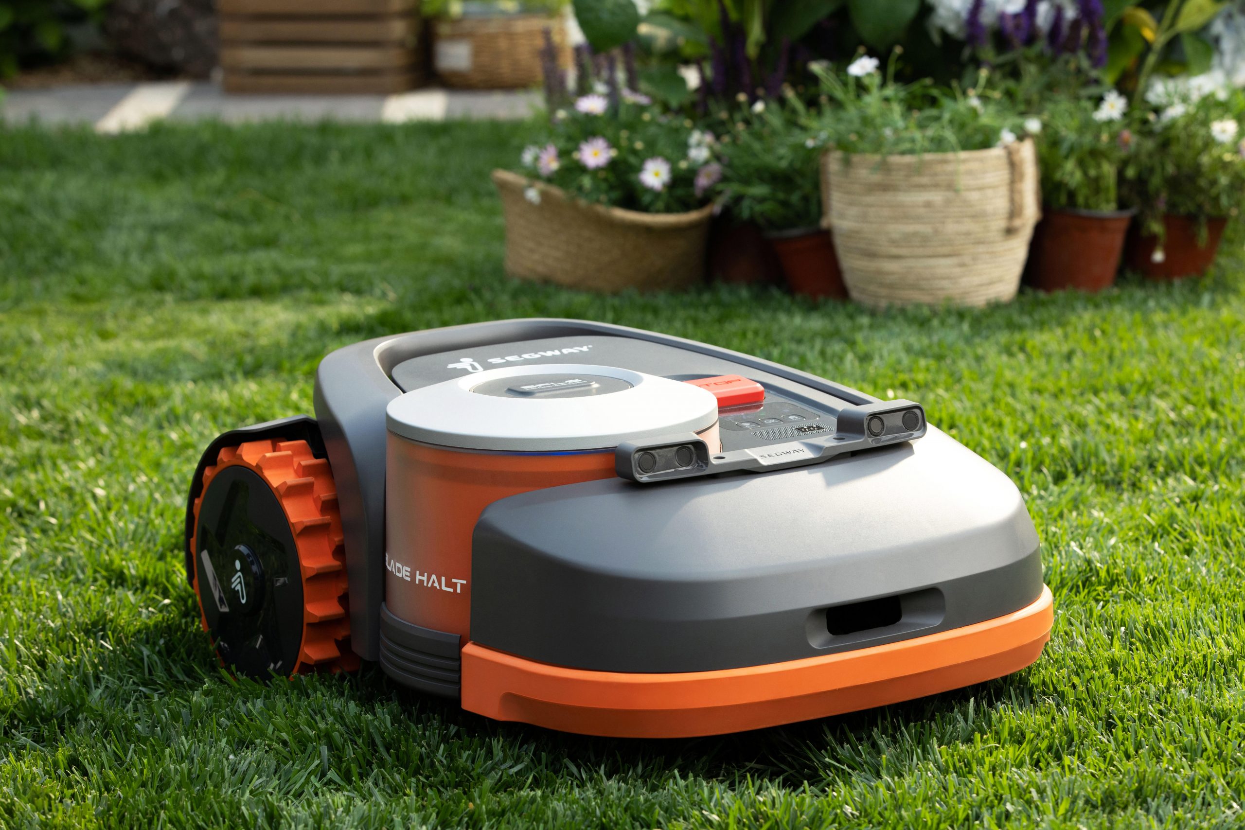 セグウェイ買収のナインボット、草刈りロボット発表。家庭需要見込む