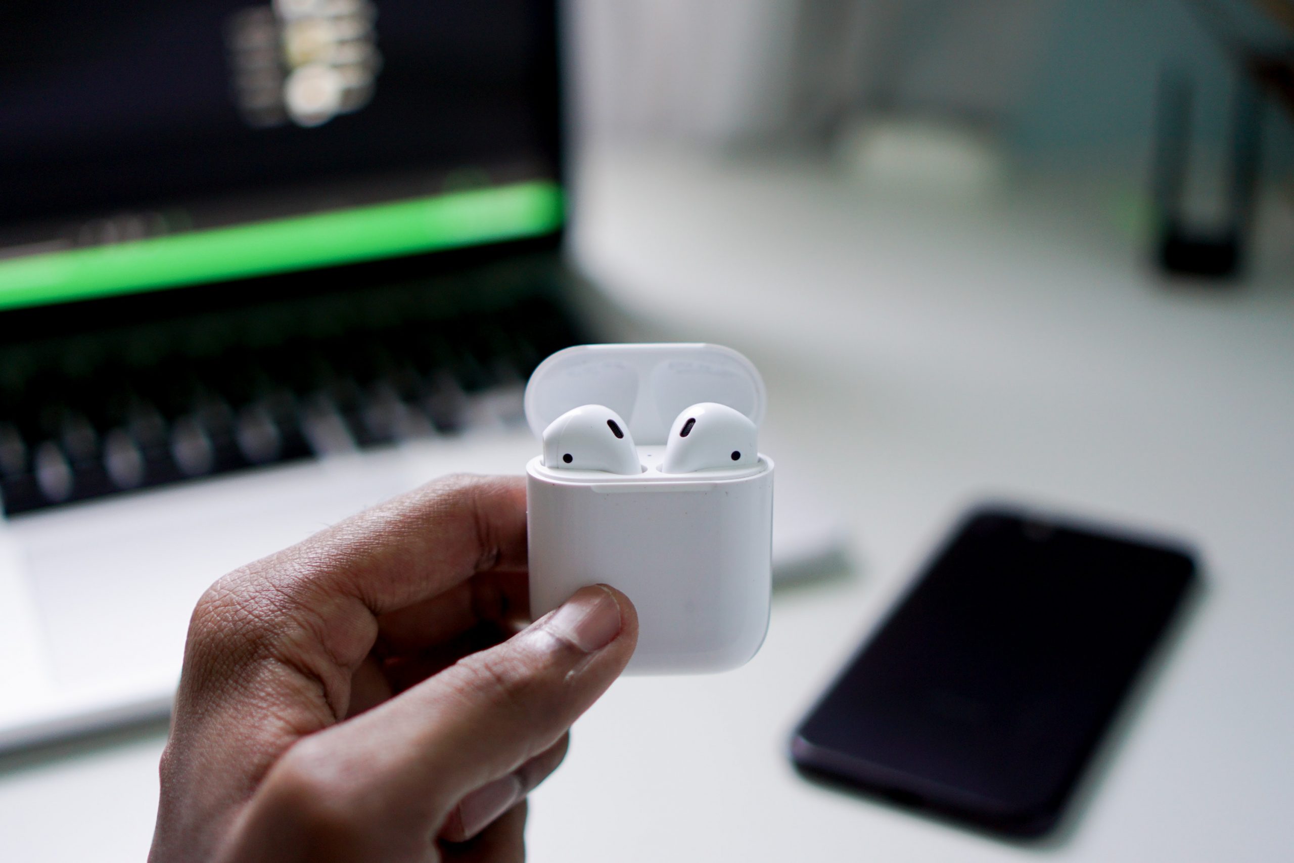 TWSイヤホン、Apple「エアポッズ」シェア縮小　インフレ影響で安価な製品が台頭