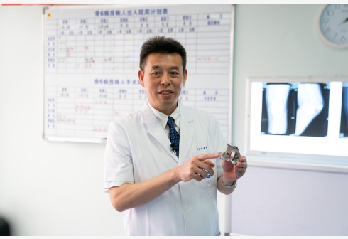 中国四川大学、3Dプリント技術を使った世界初の人工膝関節移植に成功