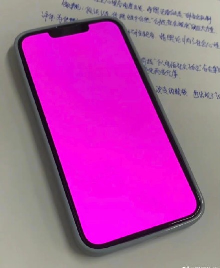 iPhone 13の画面が突然ピンクになる問題、アップル中国が原因説明