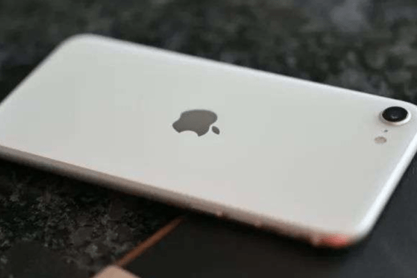 アップルの新型iPhone SE、需要低迷か