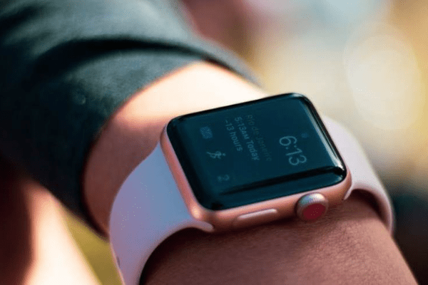 アップル、Apple Watchをより薄く　動くバッテリーを利用した振動機能で特許取得