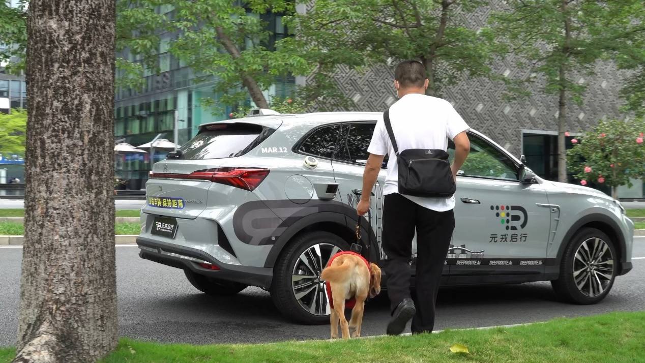 視覚障がい者が盲導犬とともに乗車。中国自動運転スタートアップ、バリアフリー仕様のロボタクシー発表