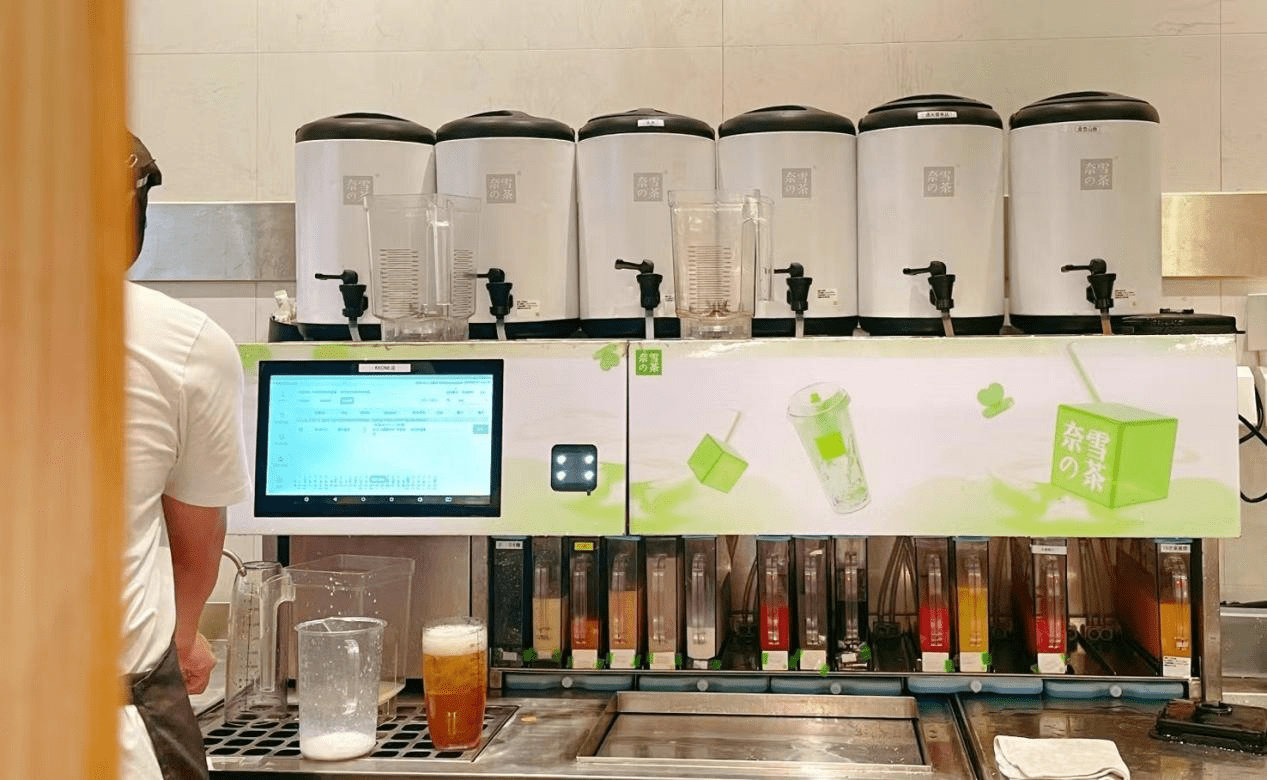 奈雪の茶、自社開発のドリンクマシンを導入。最短10秒で出来上がり、作業効率4割アップ