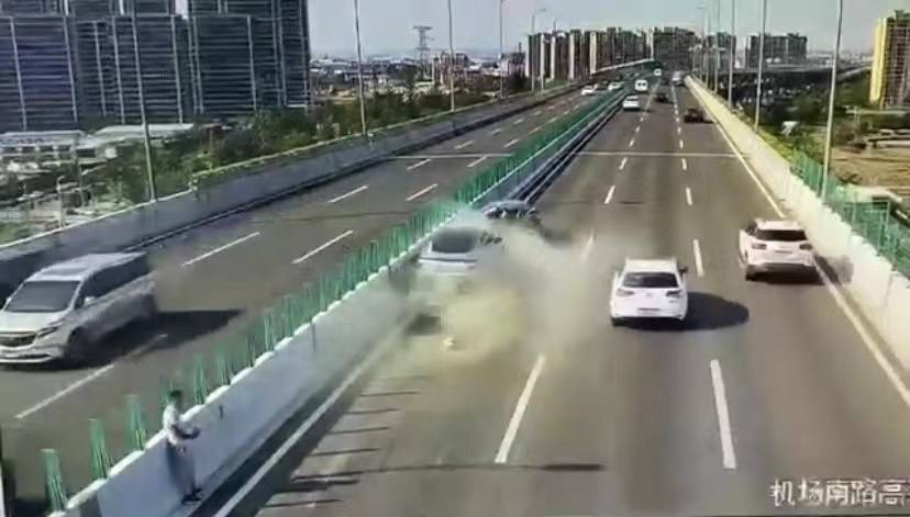 中国EV「小鵬汽車」、アシスト運転で死亡事故　故障車に猛スピードで追突