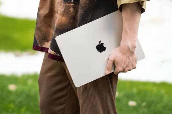 アップル、中国でMacBook Proの生産拠点拡大の見通し