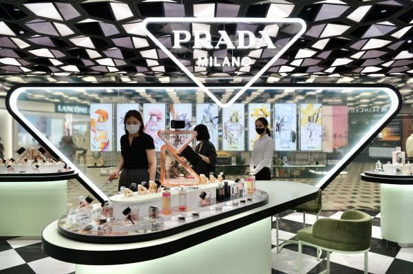 プラダが中国1号店の香水・コスメ専門店を上海にオープン。新商品を同時発表