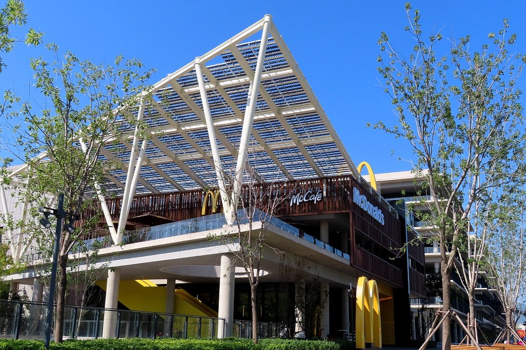 マクドナルド、中国初のゼロカーボン店舗をオープン　年間約200トンのCO2排出削減