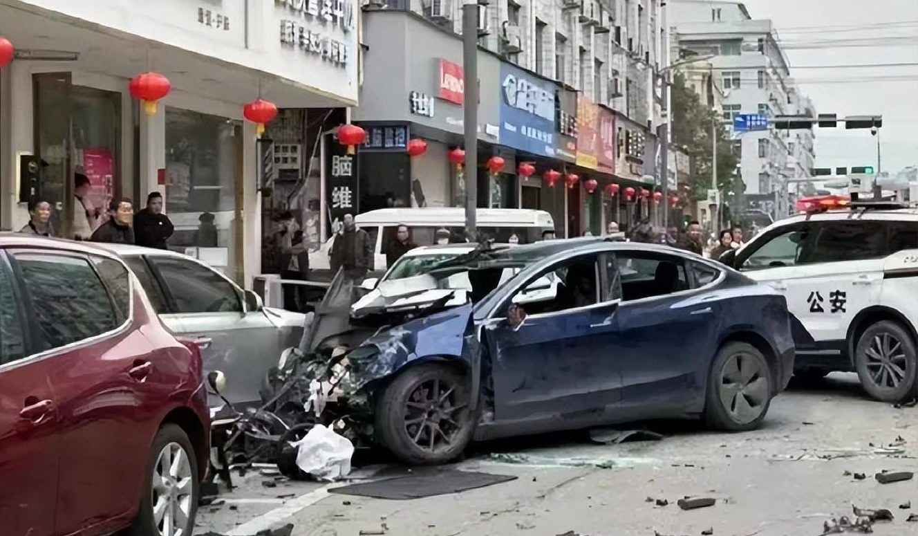 【動画】テスラ車、また制御不能による暴走事故か　中国でバスなどに激突し2人死傷