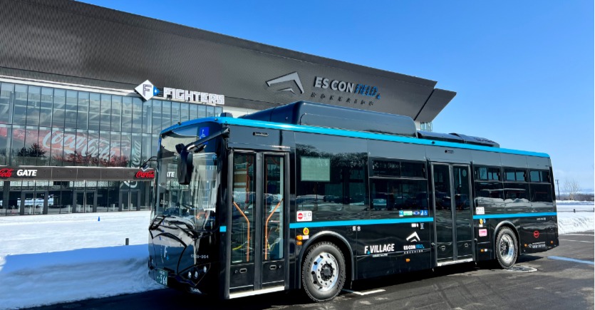 中国BYD、北海道でEVバスを初納車　「環境配慮に高い価値」