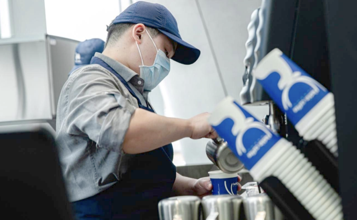 店舗数でスタバを上回る中国luckin coffee、22年売上高が初めて100億元を突破　23年に1万店目指す