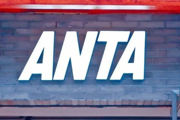 中国スポーツ大手「ANTA」、22年売上高約9％増の約1兆228億円　傘下アメアスポーツも黒字達成
