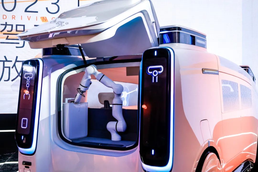 中国配車大手「DiDi」、ロボタクシーのコンセプト車を発表。運転席なし、ロボットアームを音声制御　