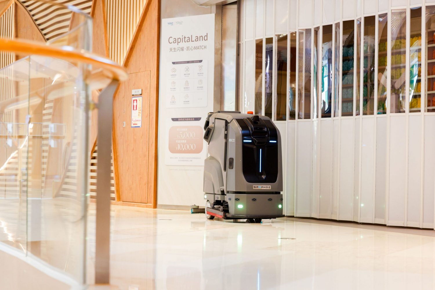 業務用清掃ロボット「Sparkoz」、年中無休作業可能　人手不足解消に欧米でも活躍
