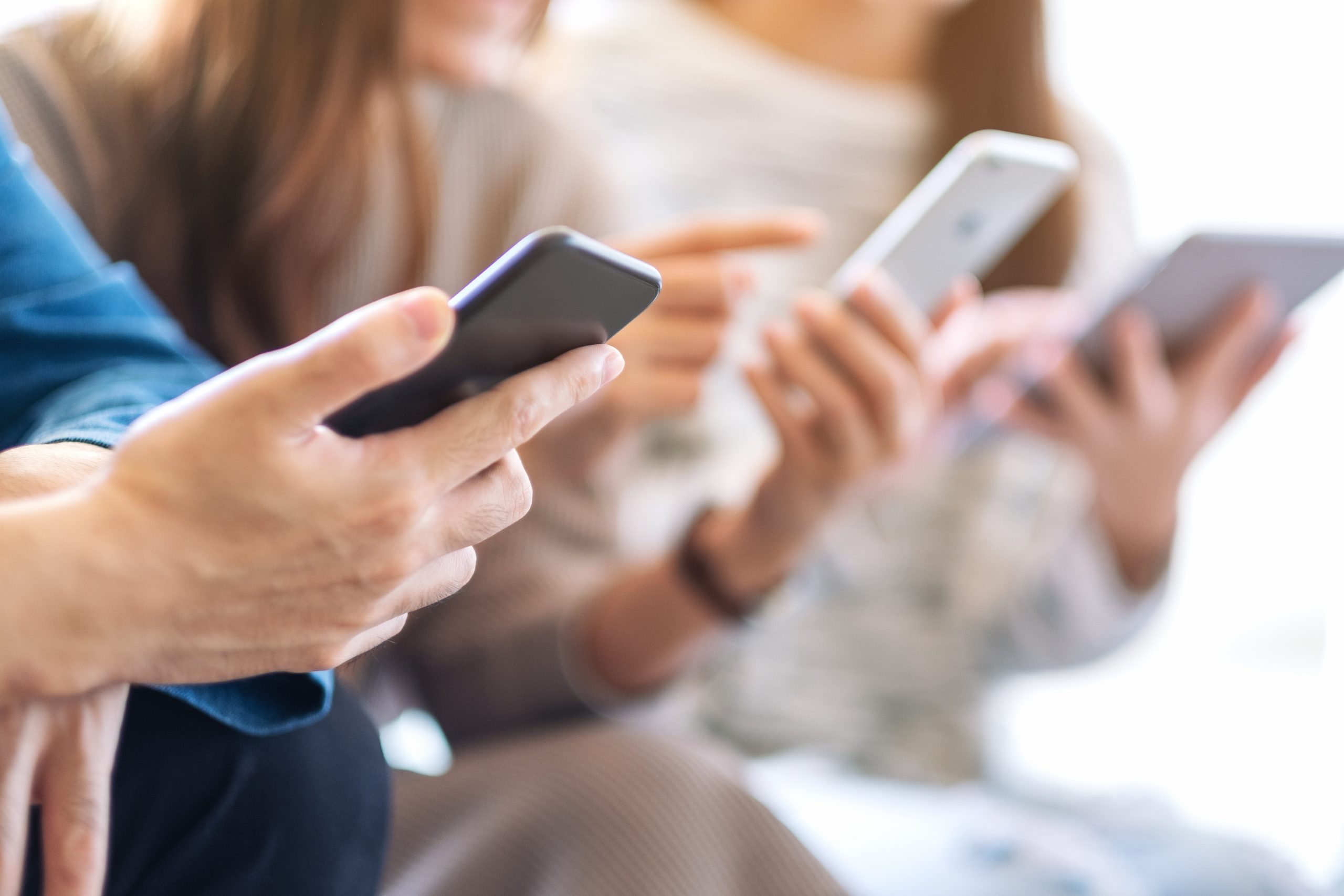 中国スマホ販売、7～9月は3％減　底打ち気配