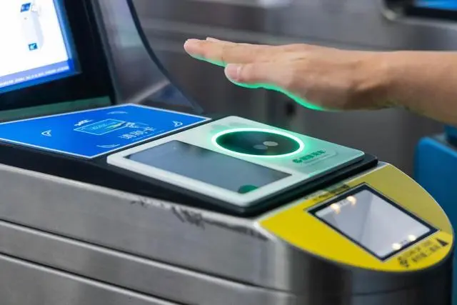 北京、地下鉄も「手のひら」認証で乗車可能に　WeChat Payに掌紋決済を正式導入