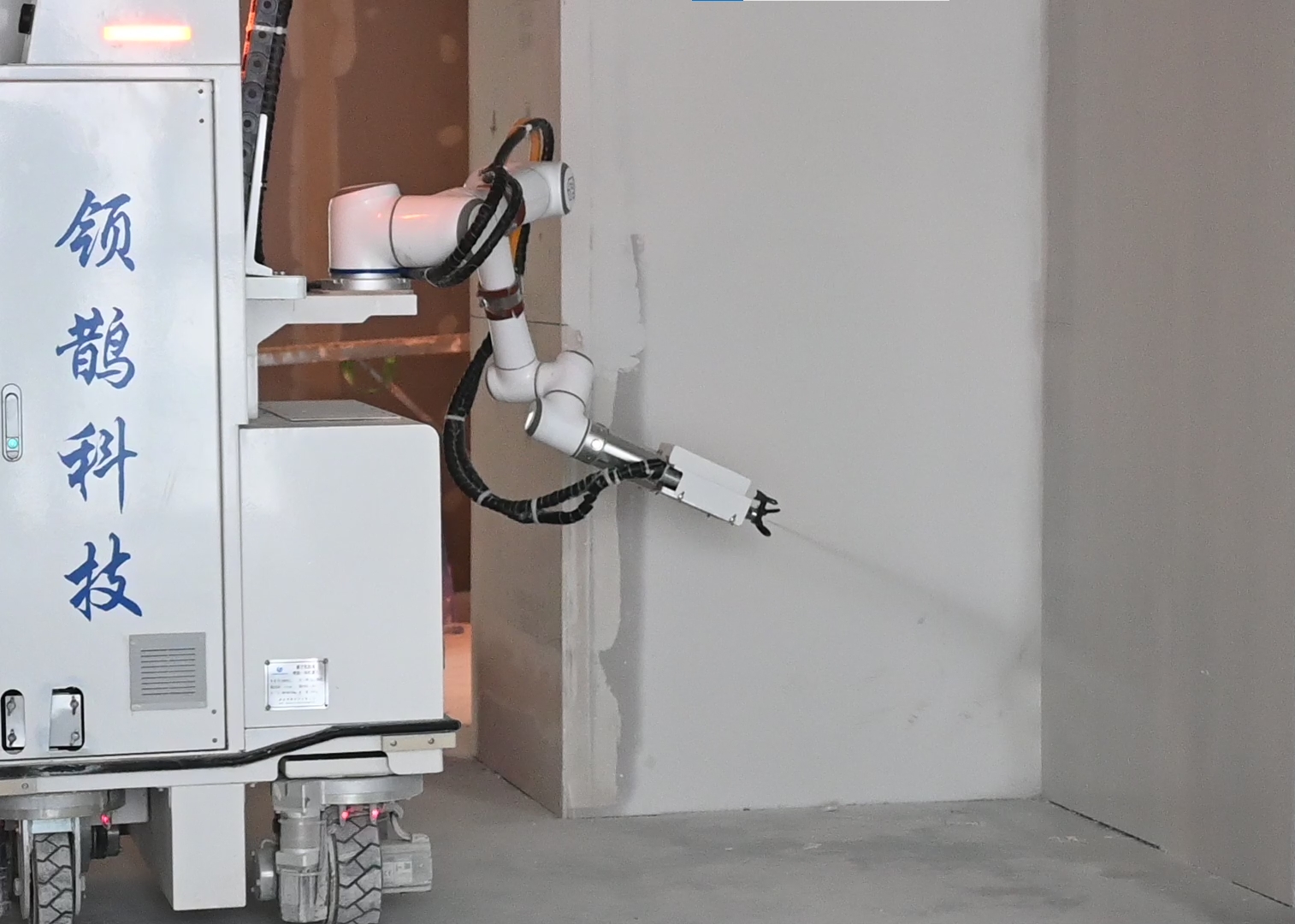 塗装や床研磨で全自動施工、効率倍増。中国の建設ロボット、市場拡大へ