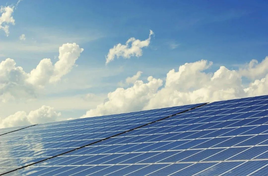 太陽電池市場、供給過剰の懸念　それでも中国メーカーが増産に強気の理由